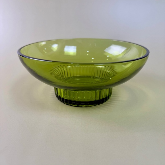 Vintage Mid-Century Bowl | Avocado Green Glass | Ribbed Base 6.75" - Picture 7 of 12